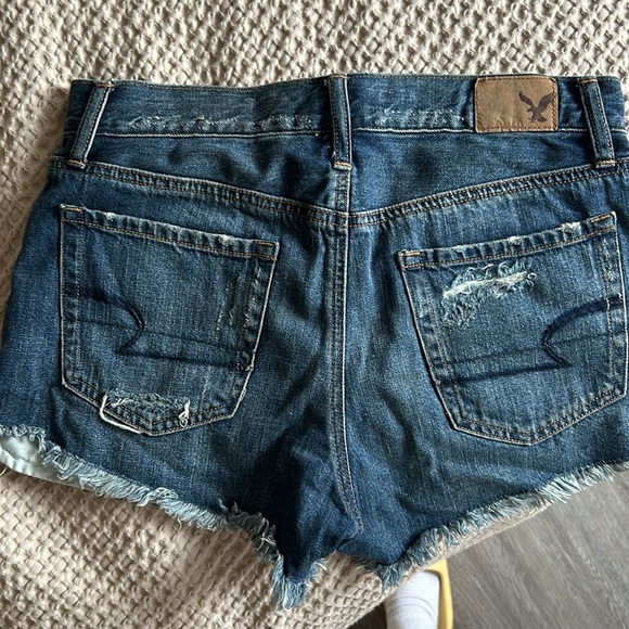 American Eagle dark blue denim distressed shorts, embroidered pocket, size 0 - Picture 3 of 3